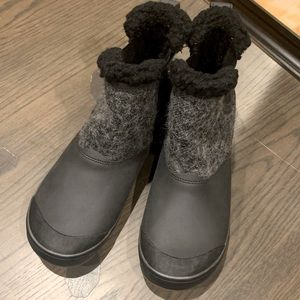 NWOT Keen Women’s waterproof boots.